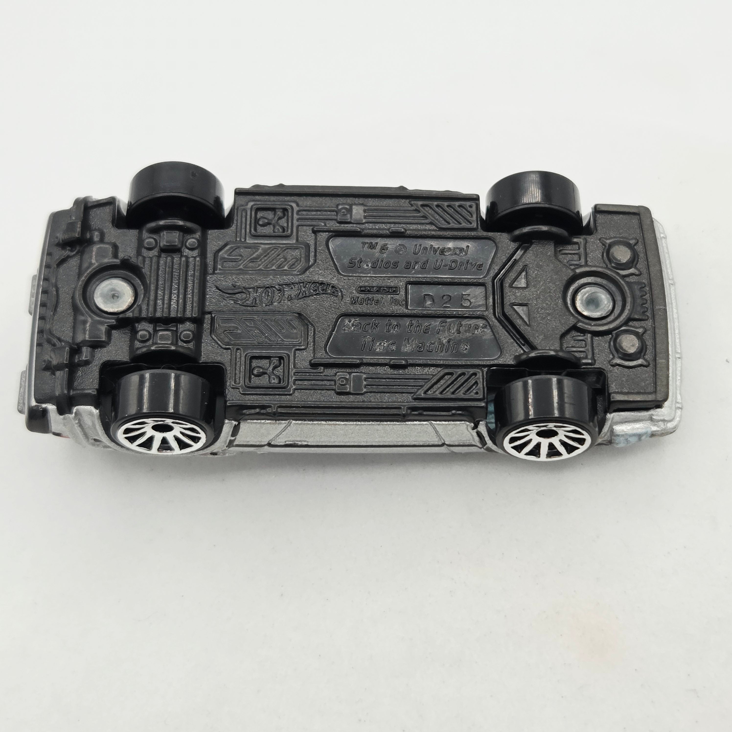 Hot Wheels '81 Delorean DMC-12 Time Machine (2011 HW Basic - New Models)