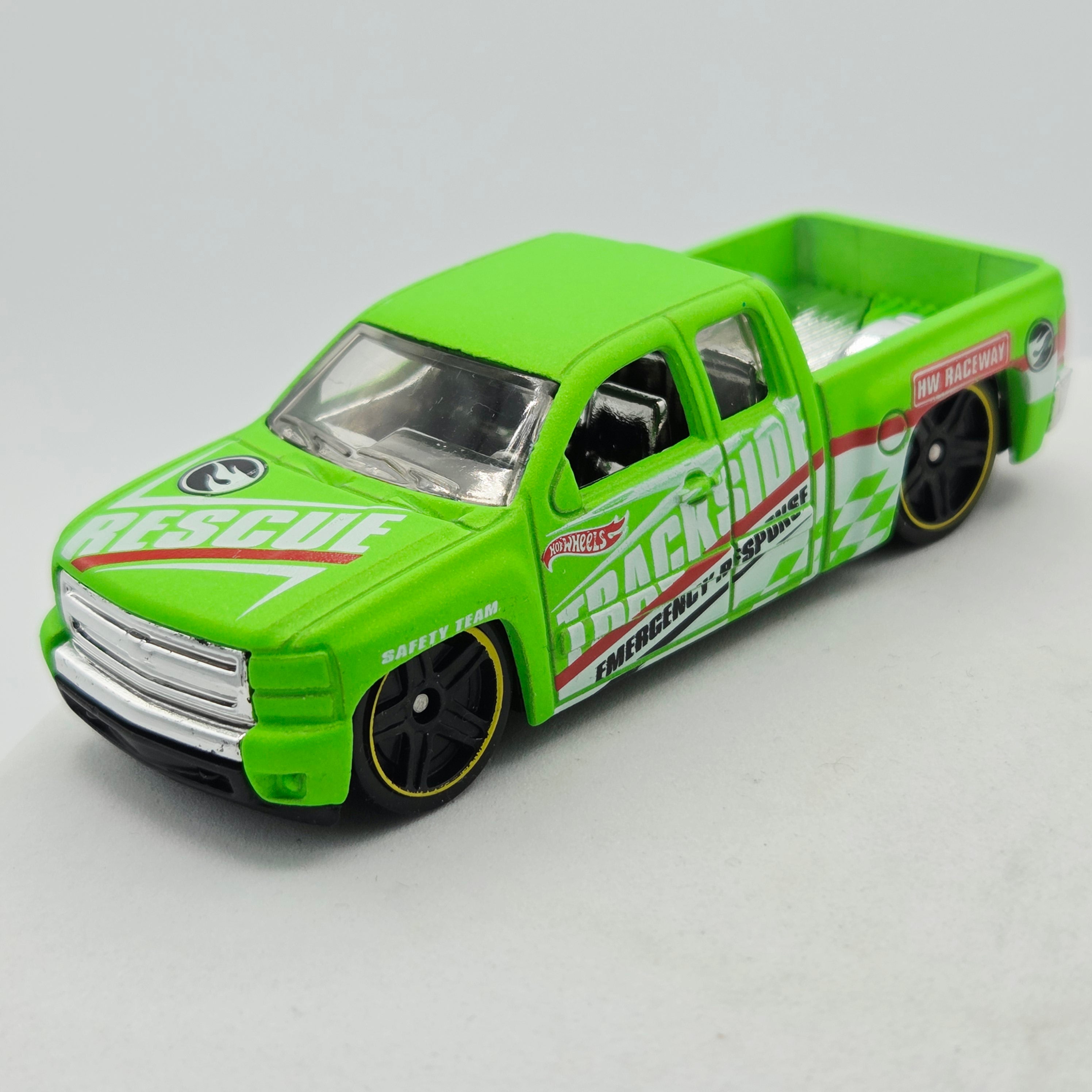 Hot Wheels - TREASURE HUNT - Chevrolet Silverado "Trackside Rescue" (2018 HW Basic - Rescue)
