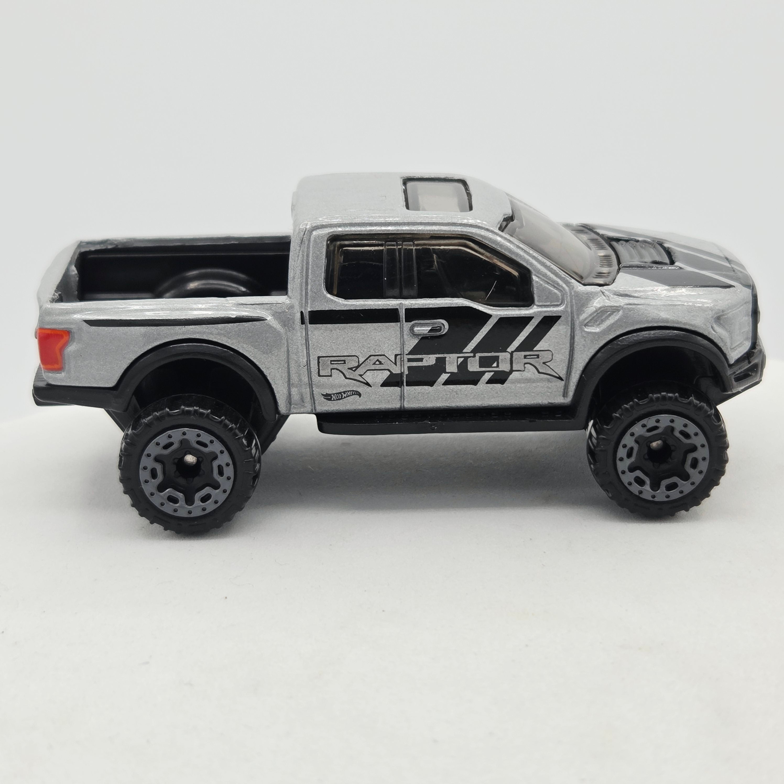 Hot Wheels '17 Ford F-150 Raptor Pickup (2021 HW Basic - Torque)
