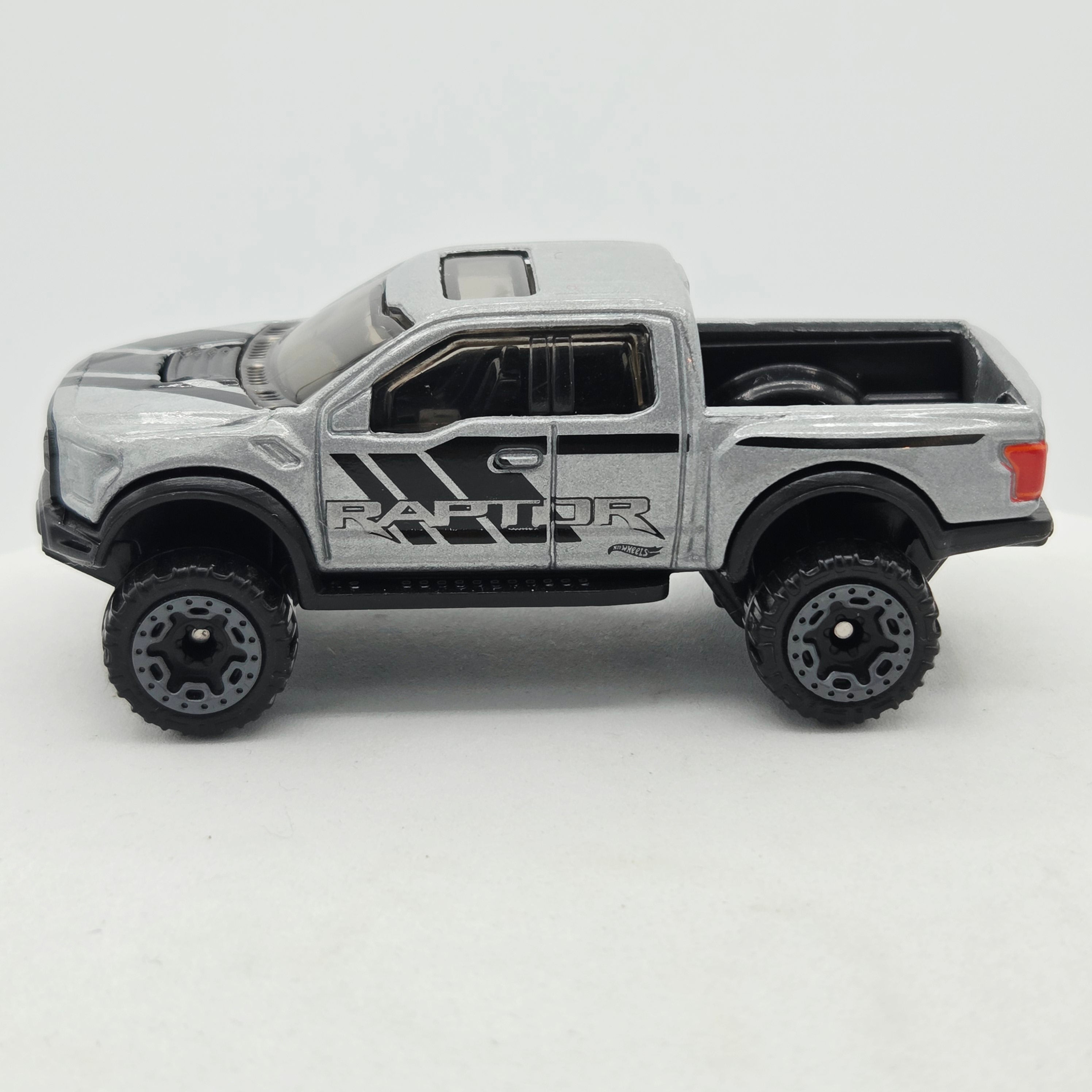 Hot Wheels '17 Ford F-150 Raptor Pickup (2021 HW Basic - Torque)