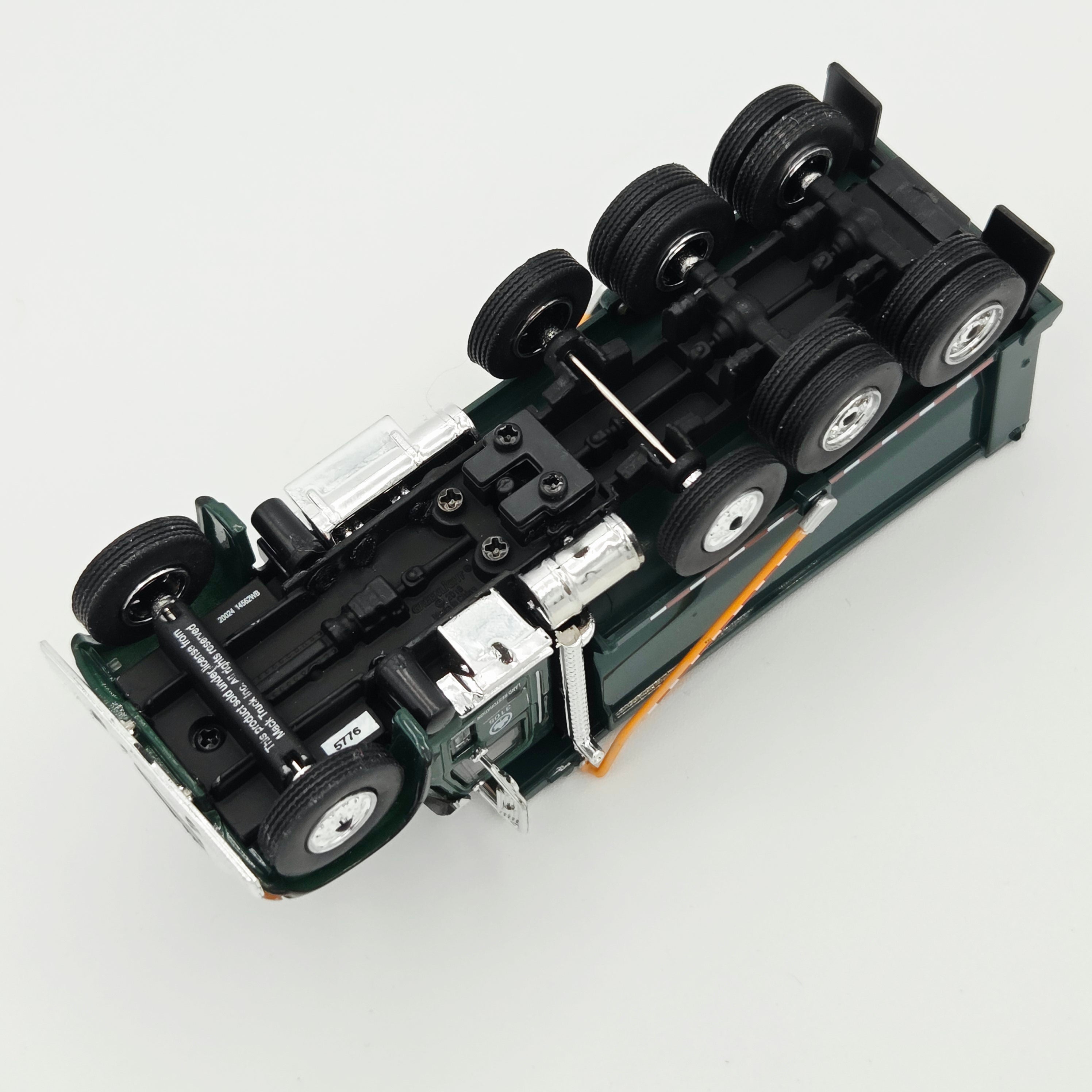 GreenLight '19 Mack Granite Dump Truck "NYC Parks & Recreation" - 1:64, Loose (2024 S.D. Trucks Ser.19)