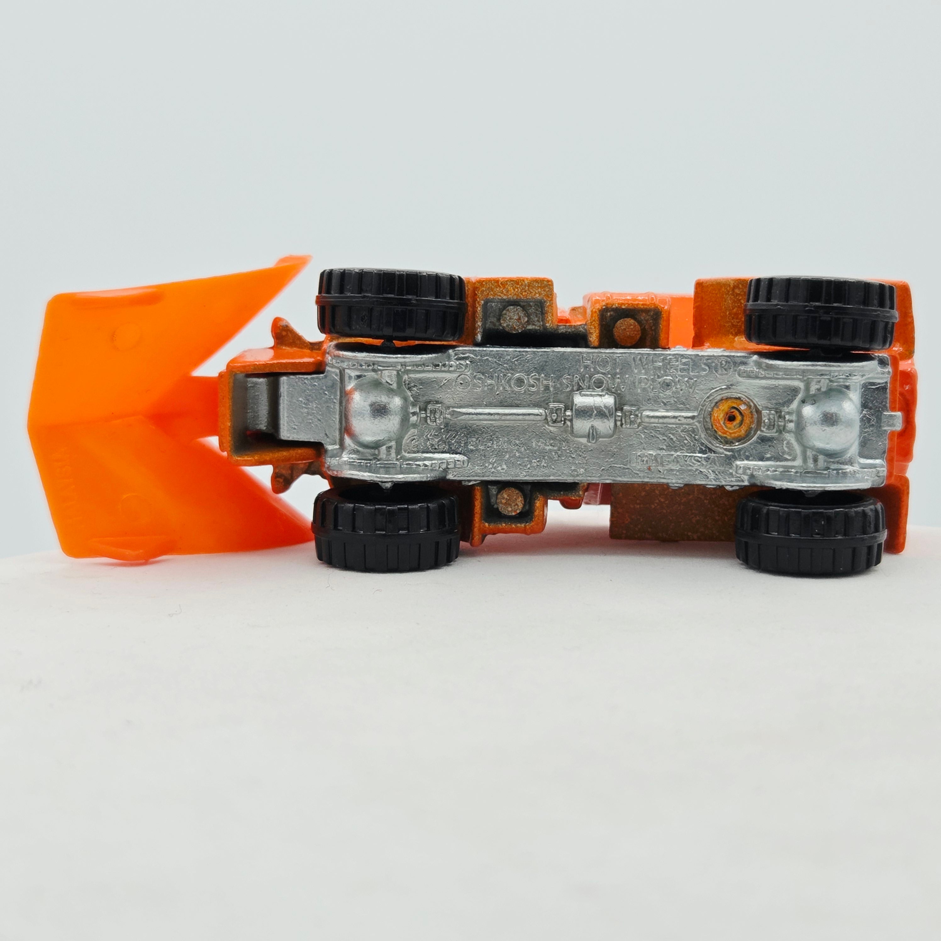 Hot Wheels Oshkosh Snow Plow Truck #201 - Metal Cab, Malaysia Base (1984-1990 HW Basic / Mainline)