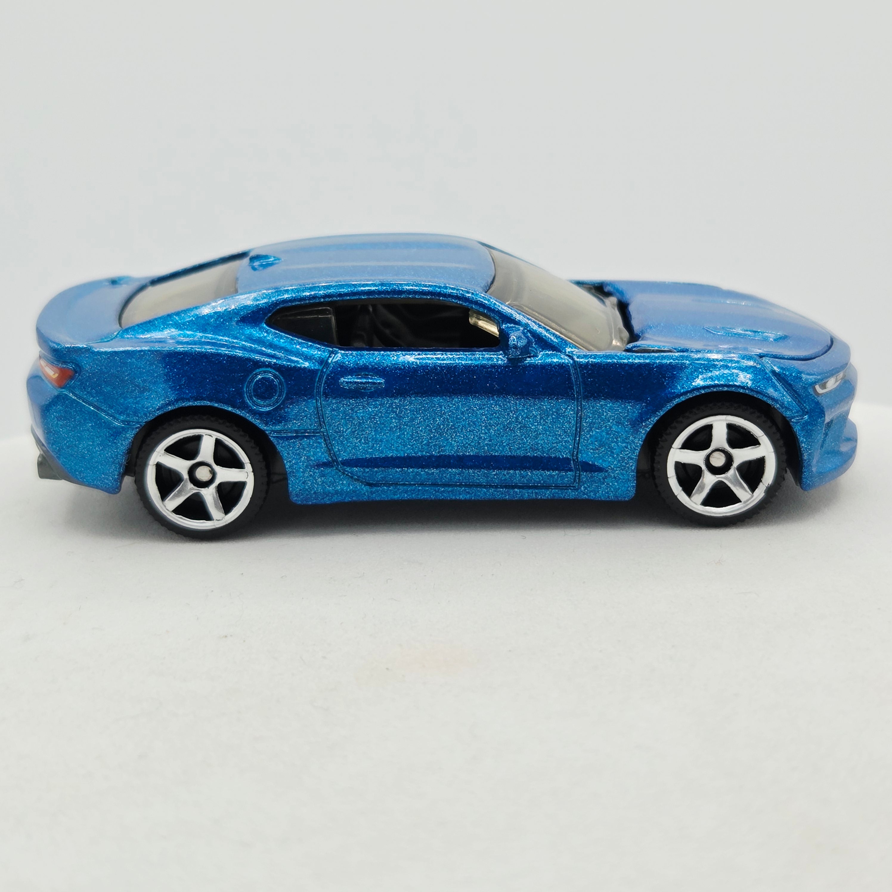 Matchbox '16 Chevrolet Camaro (2019 MBX Moving Parts)