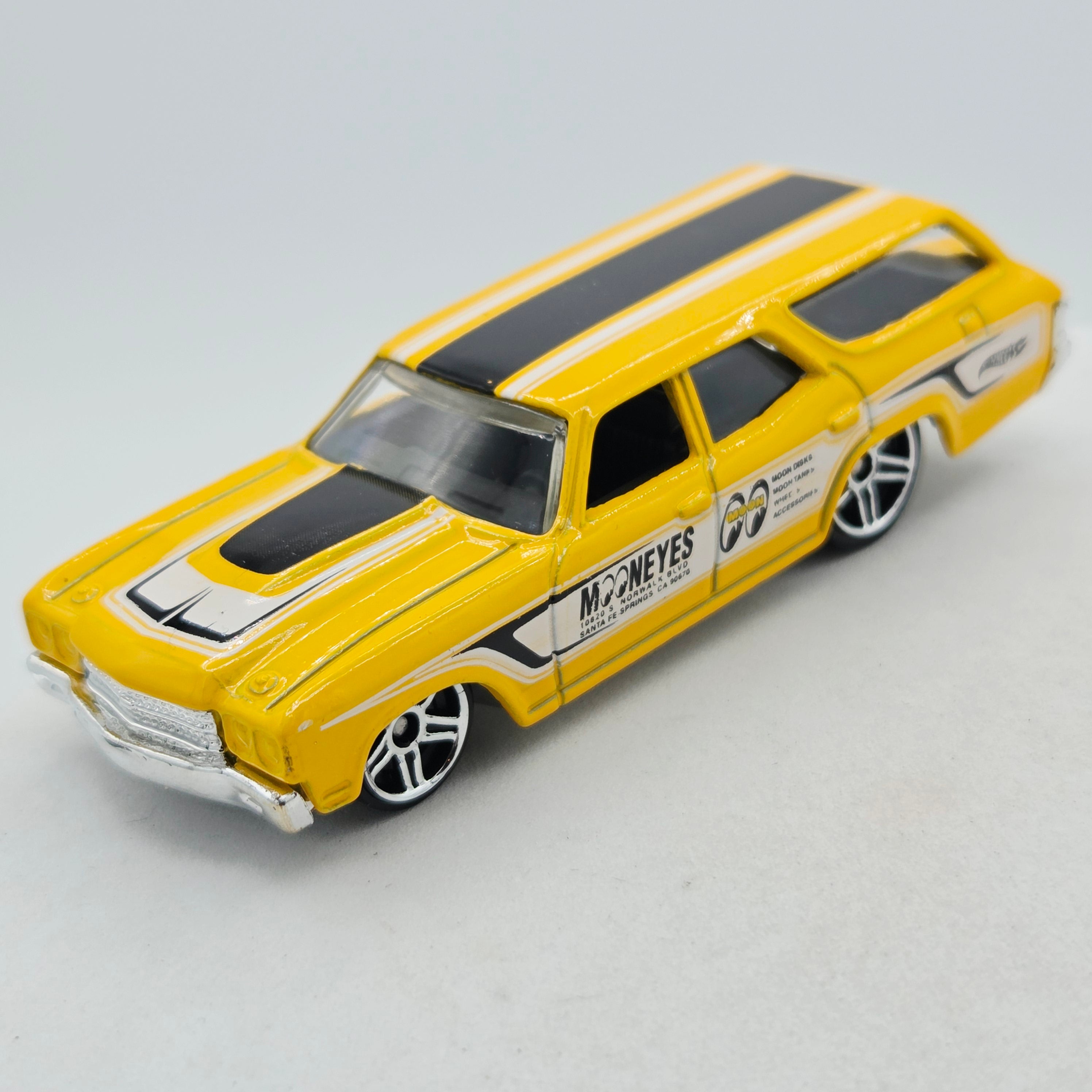 Hot Wheels '70 Chevelle SS Wagon "Moon Eyes" (2013 HW Basic - Showroom)