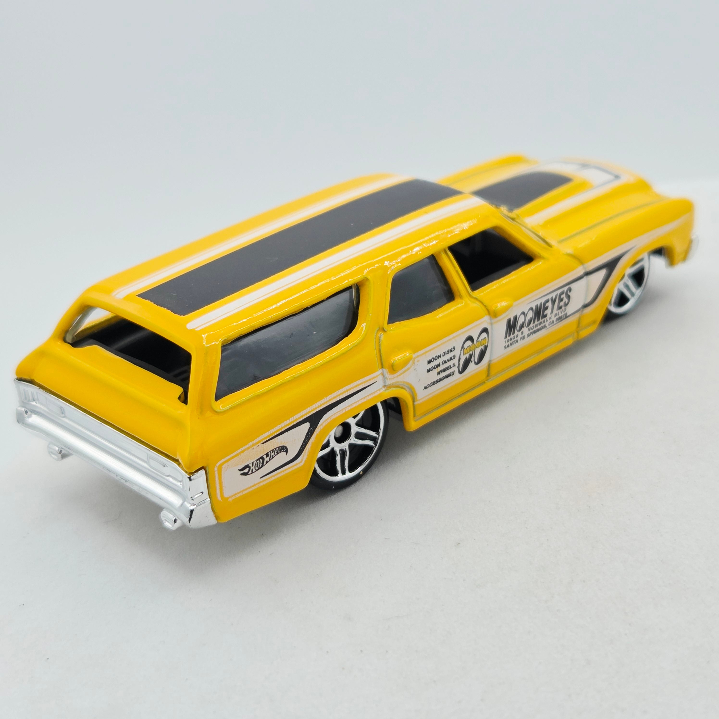 Hot Wheels '70 Chevelle SS Wagon "Moon Eyes" (2013 HW Basic - Showroom)