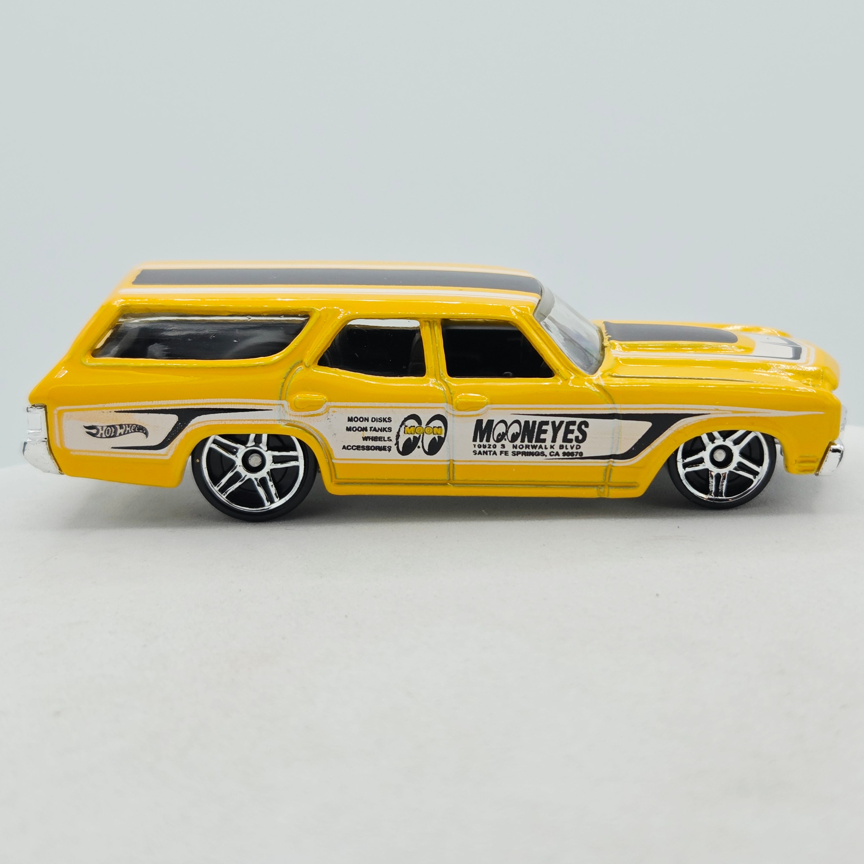 Hot Wheels '70 Chevelle SS Wagon "Moon Eyes" (2013 HW Basic - Showroom)