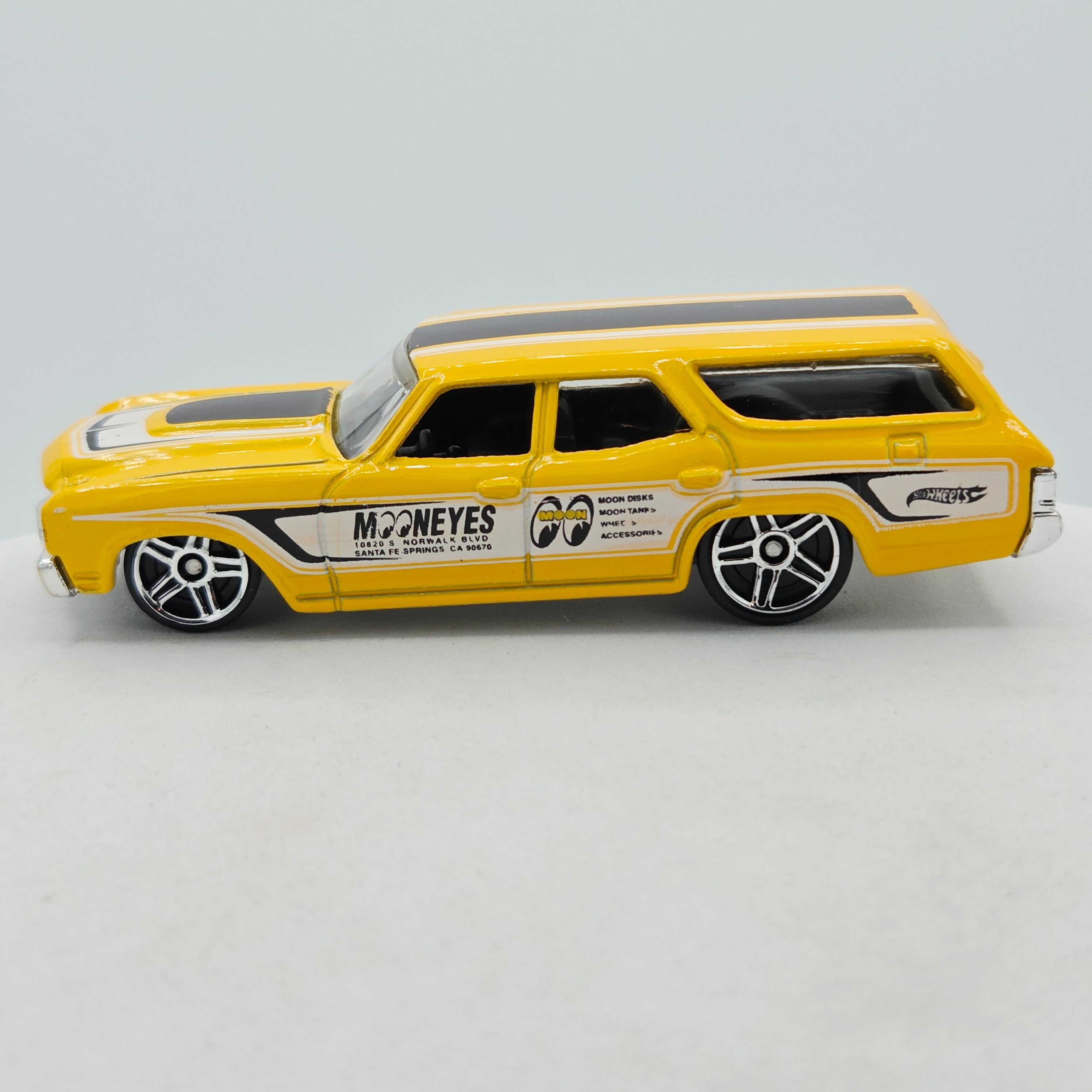 Hot Wheels '70 Chevelle SS Wagon "Moon Eyes" (2013 HW Basic - Showroom)