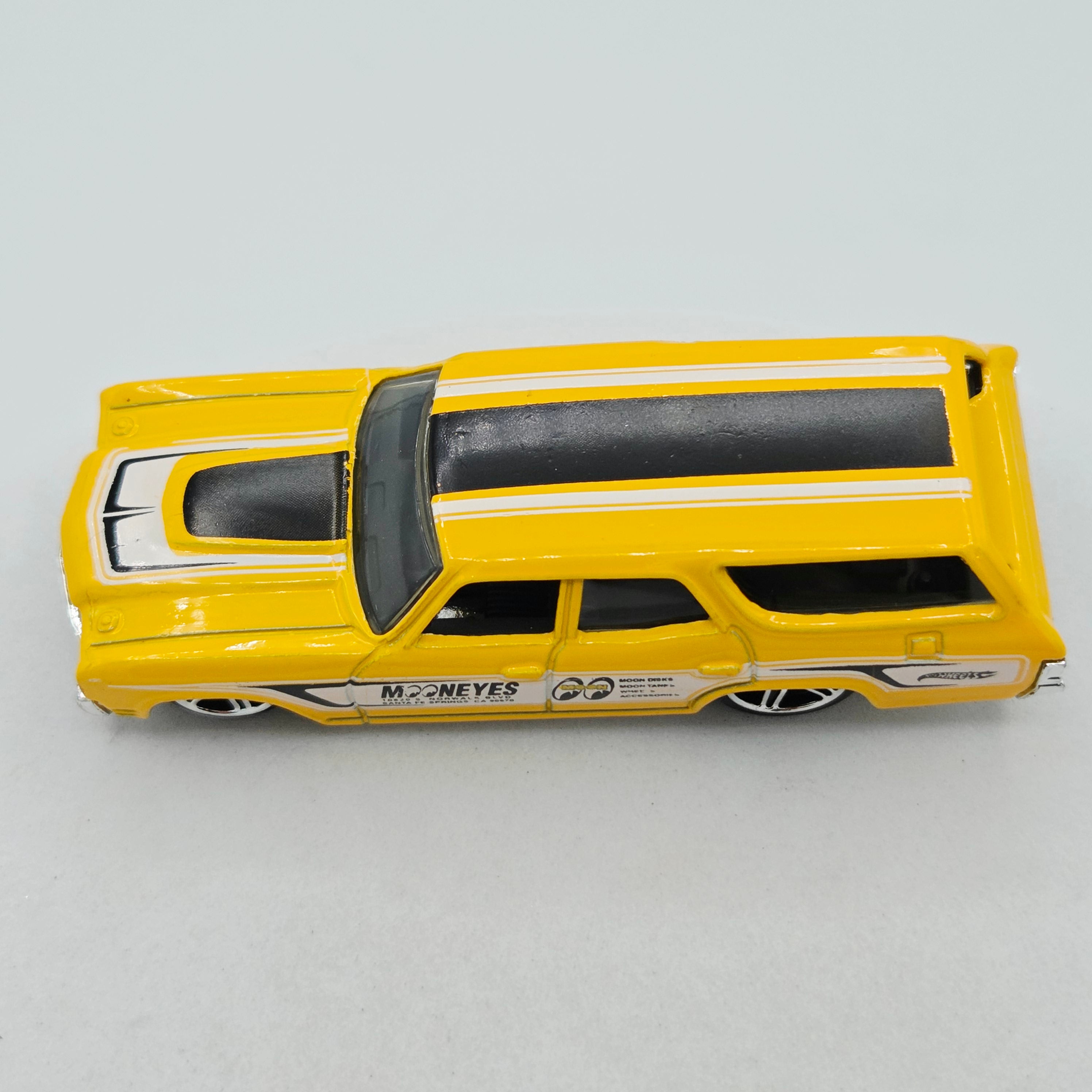 Hot Wheels '70 Chevelle SS Wagon "Moon Eyes" (2013 HW Basic - Showroom)
