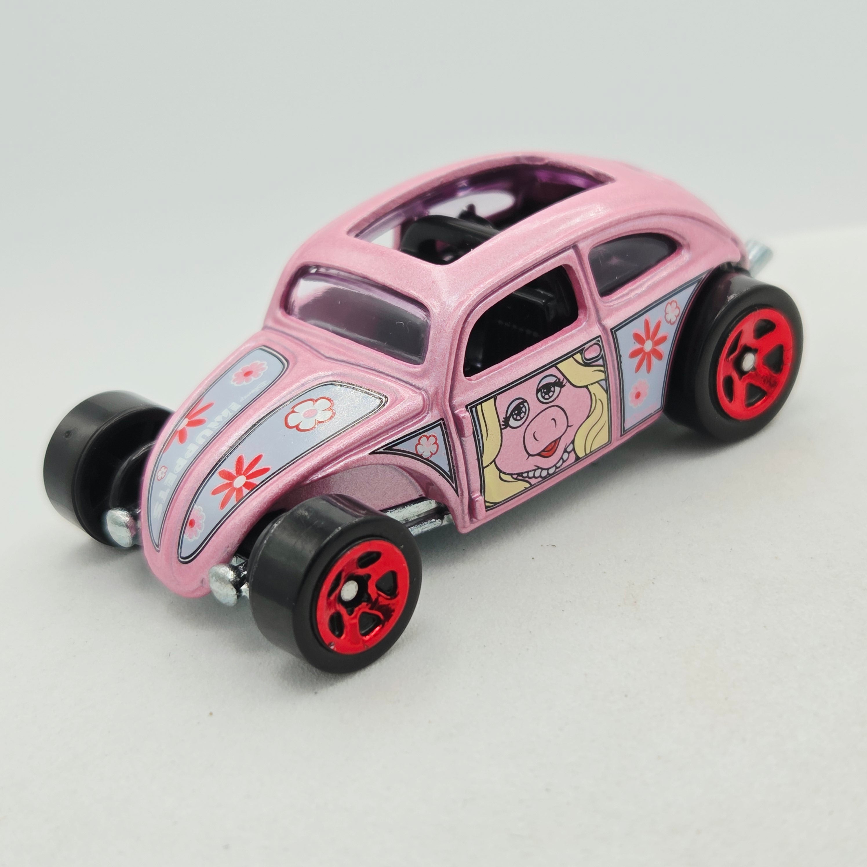 Hot Wheels Custom Volkswagen Beetle - Ms Piggy (2021 HW The Muppets)