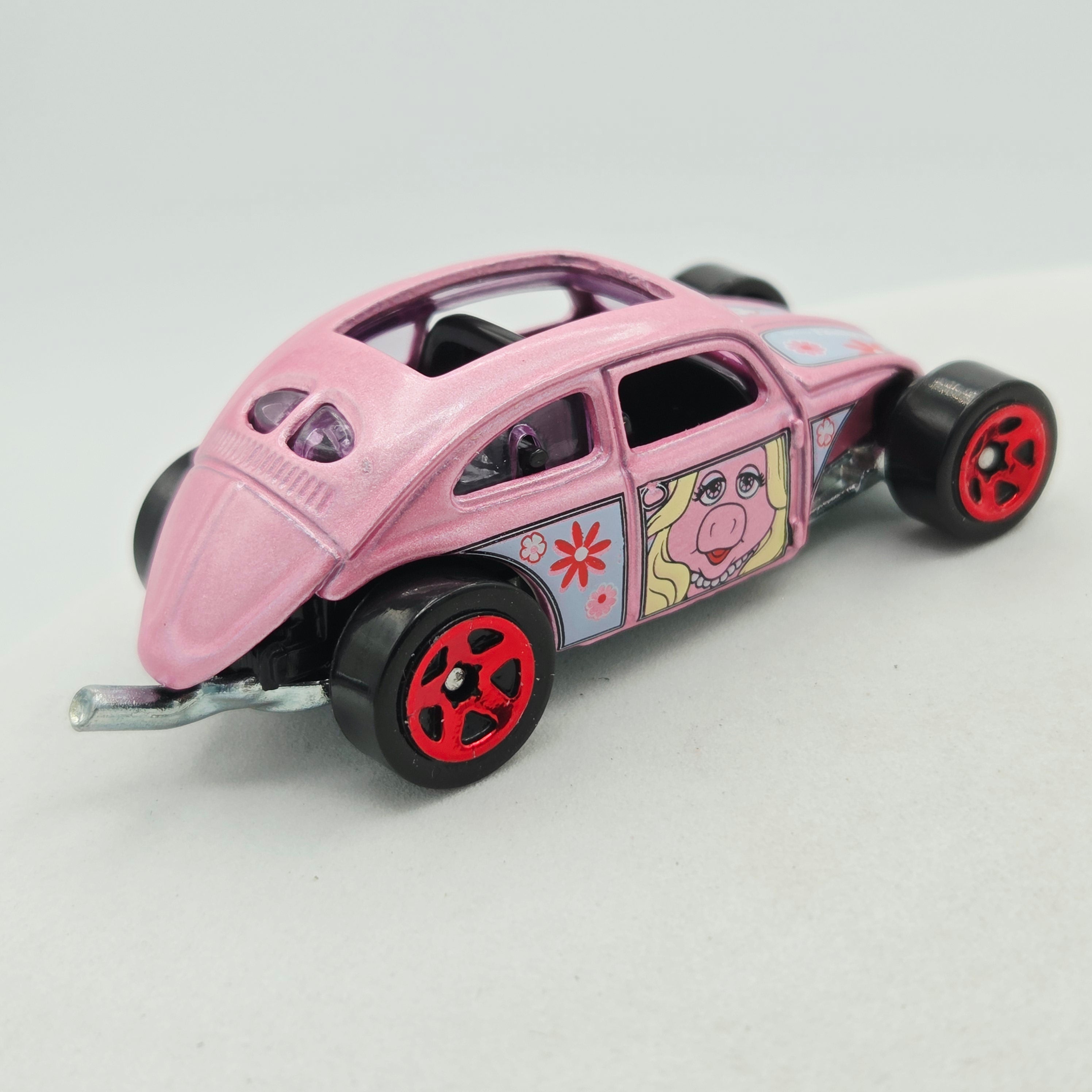 Hot Wheels Custom Volkswagen Beetle - Ms Piggy (2021 HW The Muppets)