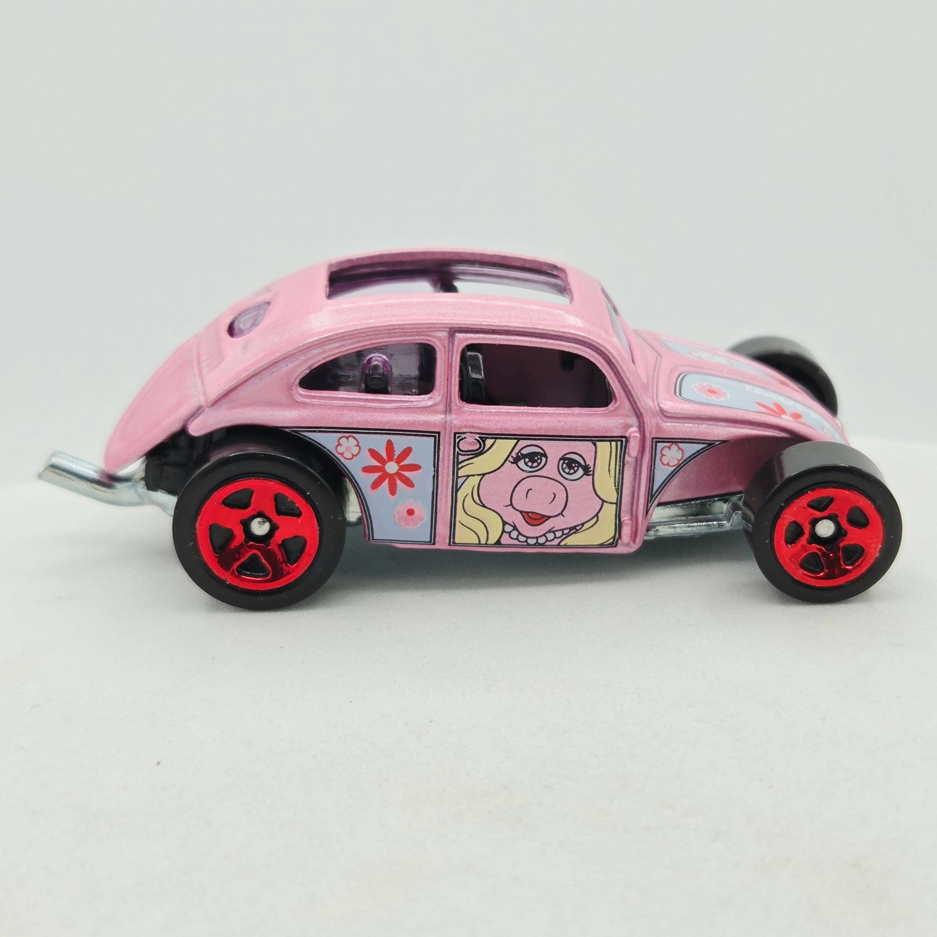 Hot Wheels Custom Volkswagen Beetle - Ms Piggy (2021 HW The Muppets)
