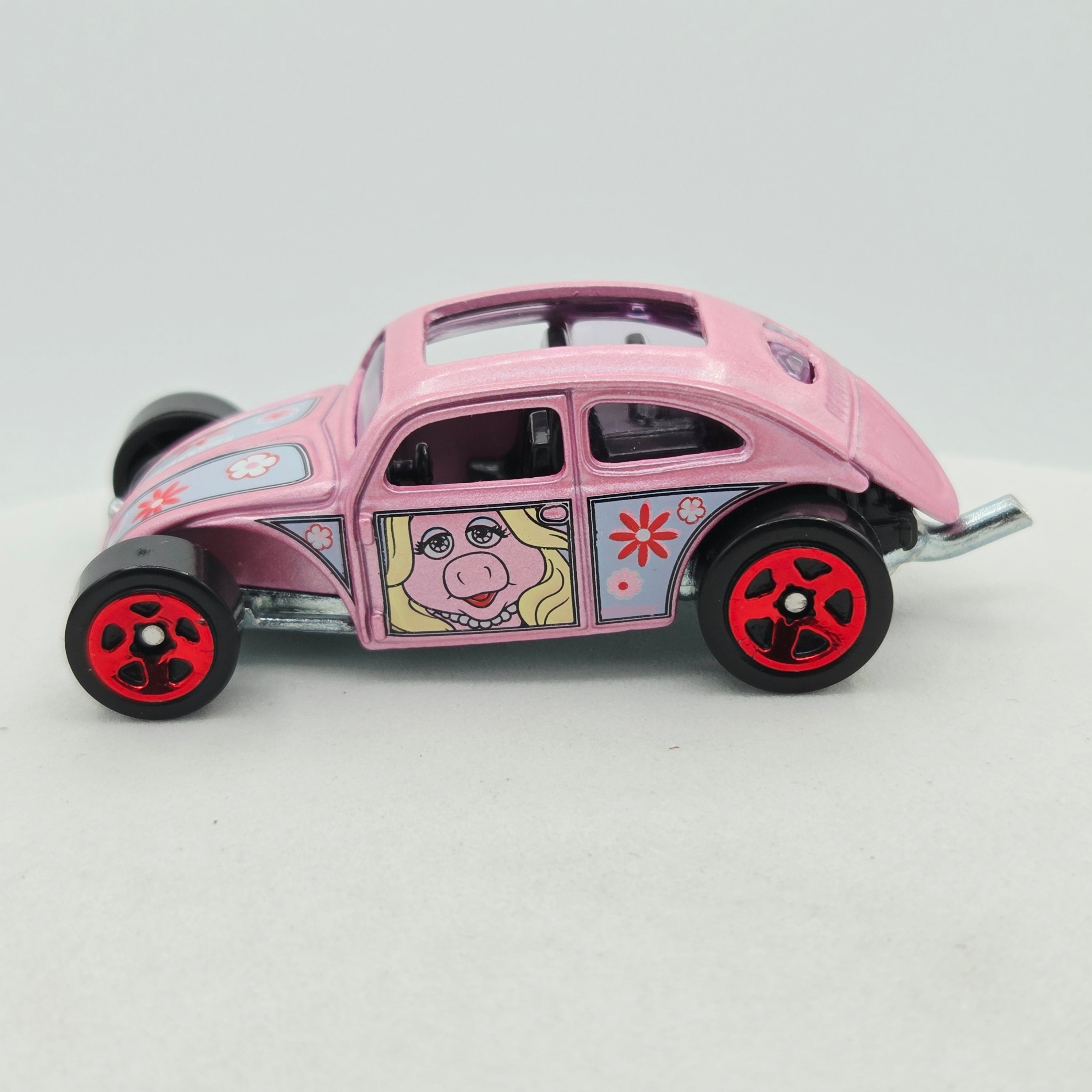 Hot Wheels Custom Volkswagen Beetle - Ms Piggy (2021 HW The Muppets)