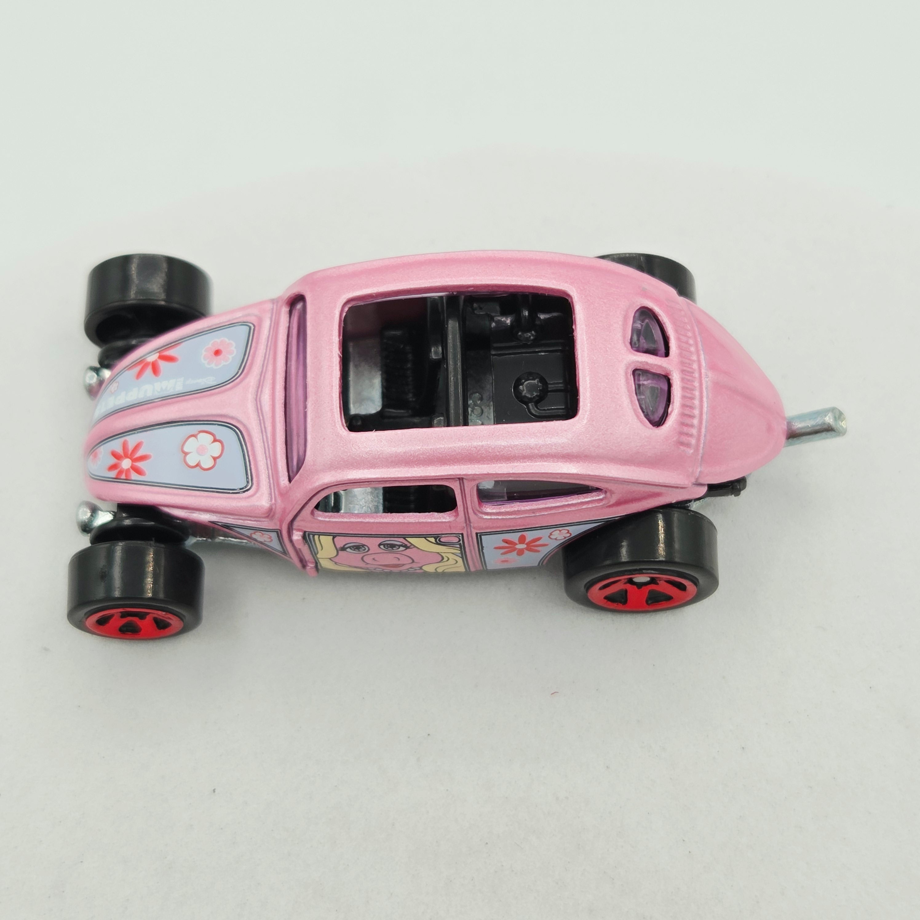 Hot Wheels Custom Volkswagen Beetle - Ms Piggy (2021 HW The Muppets)