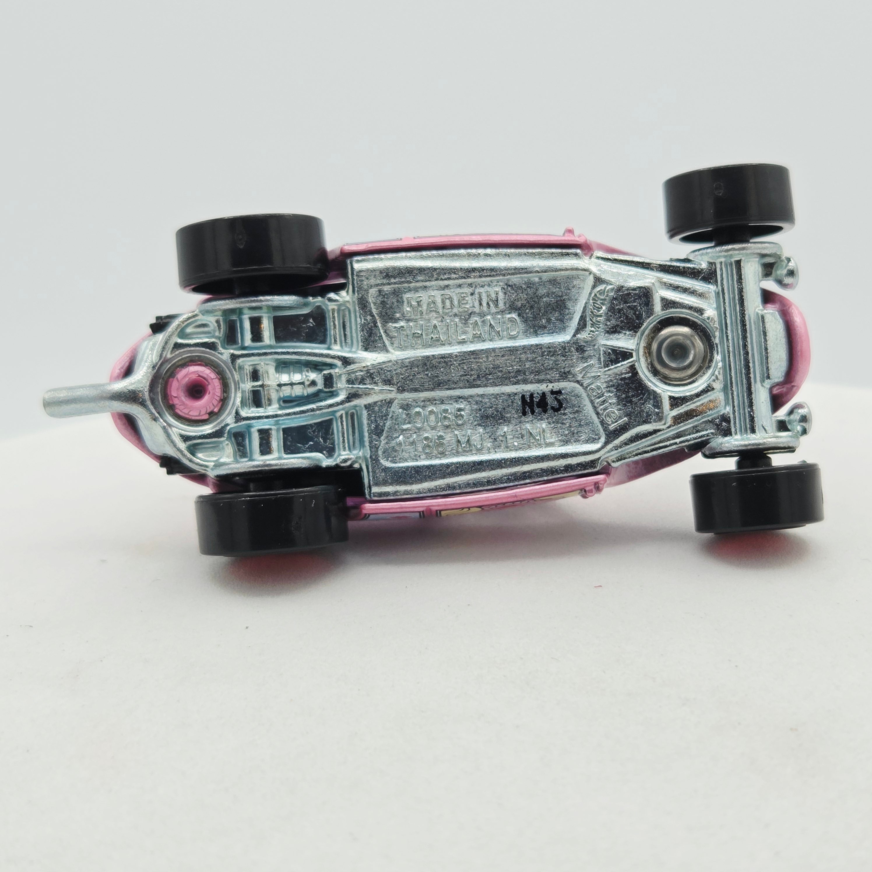 Hot Wheels Custom Volkswagen Beetle - Ms Piggy (2021 HW The Muppets)