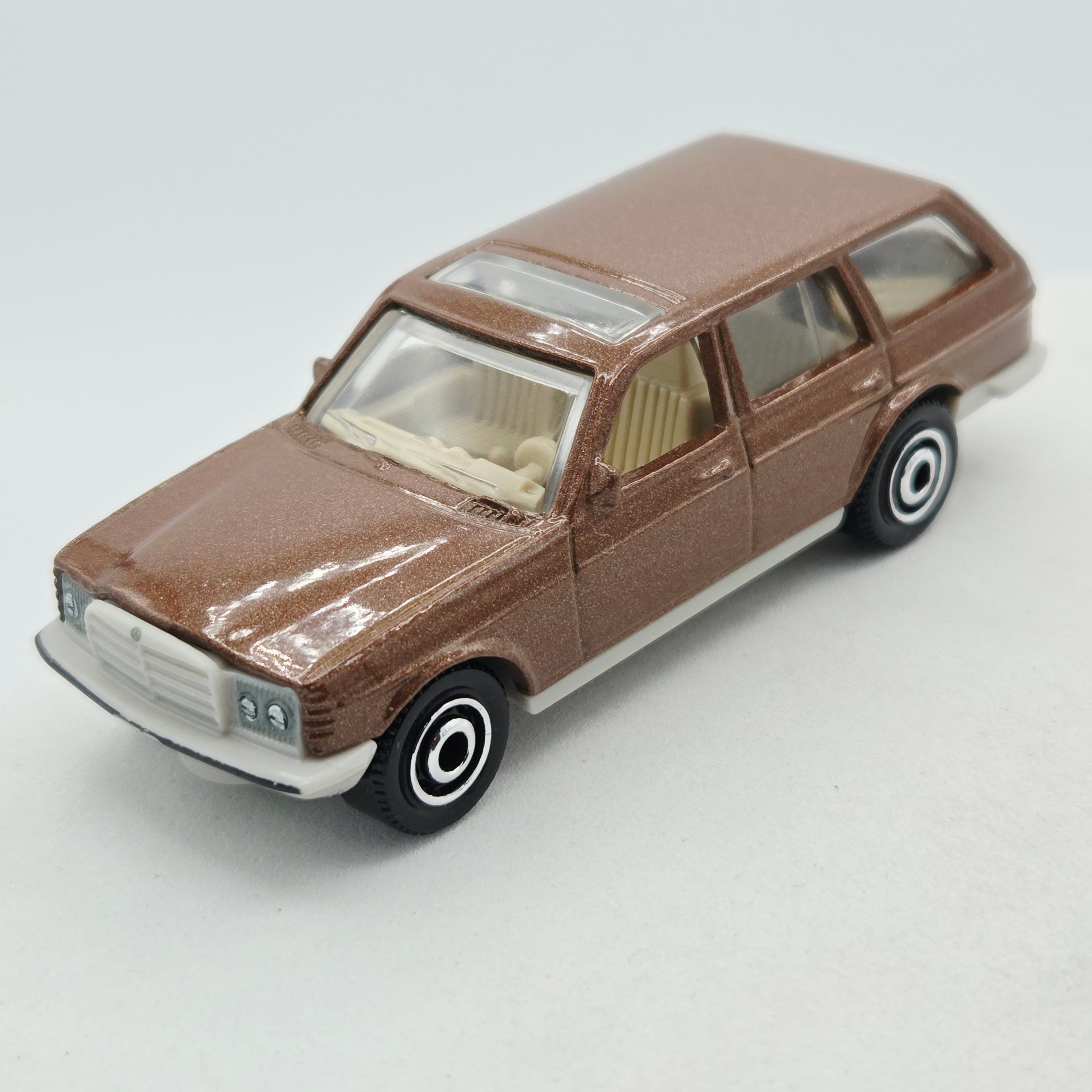 Matchbox '80 Mercedes-Benz W123 Wagon (2023 MBX Autobahn Express IV 5 Pack - Multipack Exclusive)