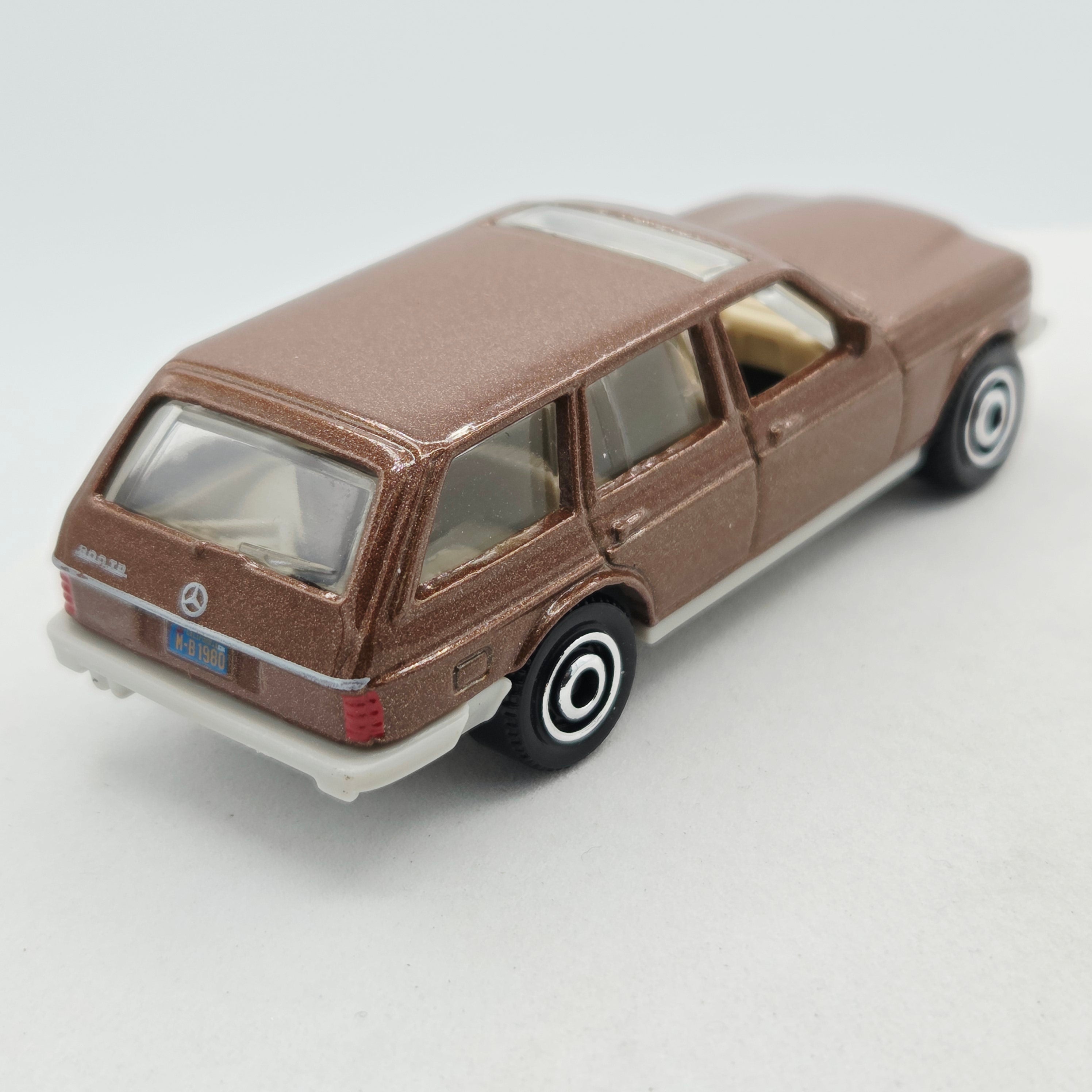 Matchbox '80 Mercedes-Benz W123 Wagon (2023 MBX Autobahn Express IV 5 Pack - Multipack Exclusive)