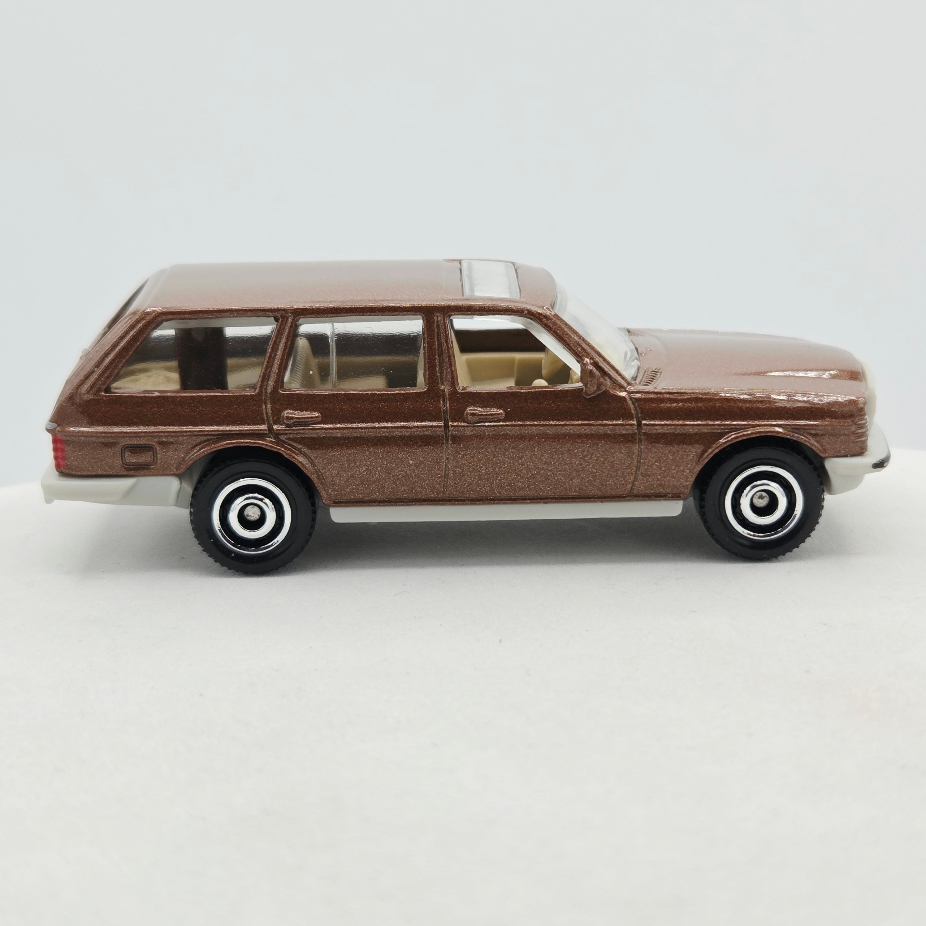 Matchbox '80 Mercedes-Benz W123 Wagon (2023 MBX Autobahn Express IV 5 Pack - Multipack Exclusive)