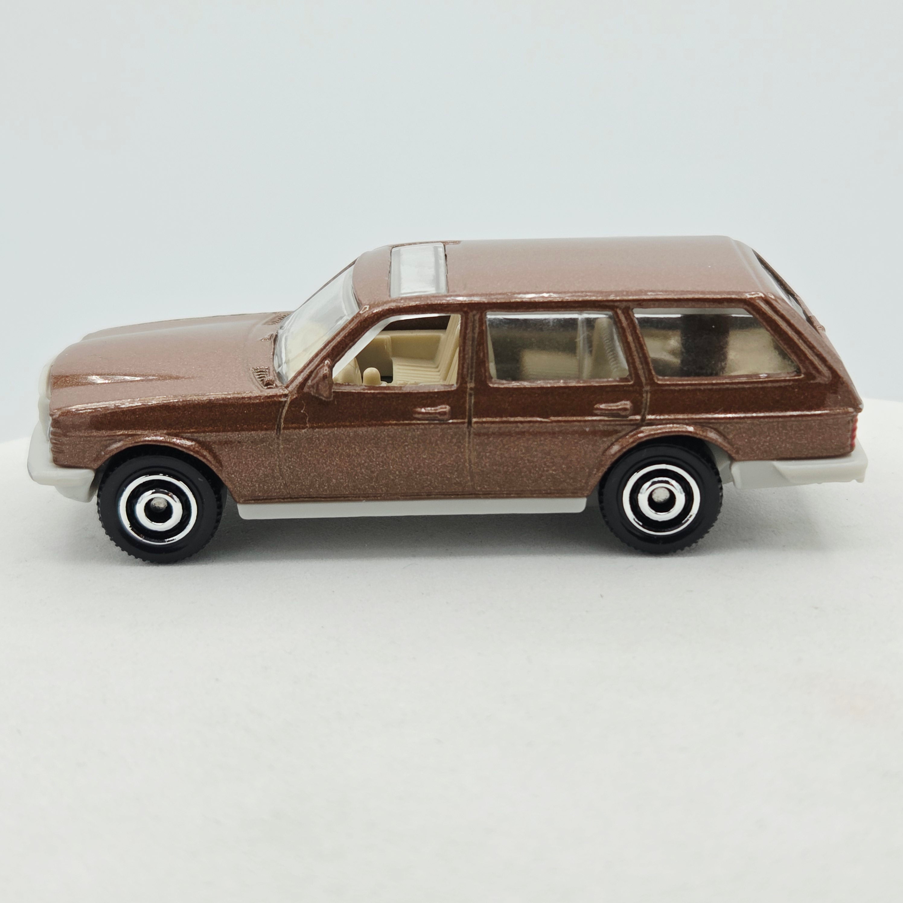 Matchbox '80 Mercedes-Benz W123 Wagon (2023 MBX Autobahn Express IV 5 Pack - Multipack Exclusive)