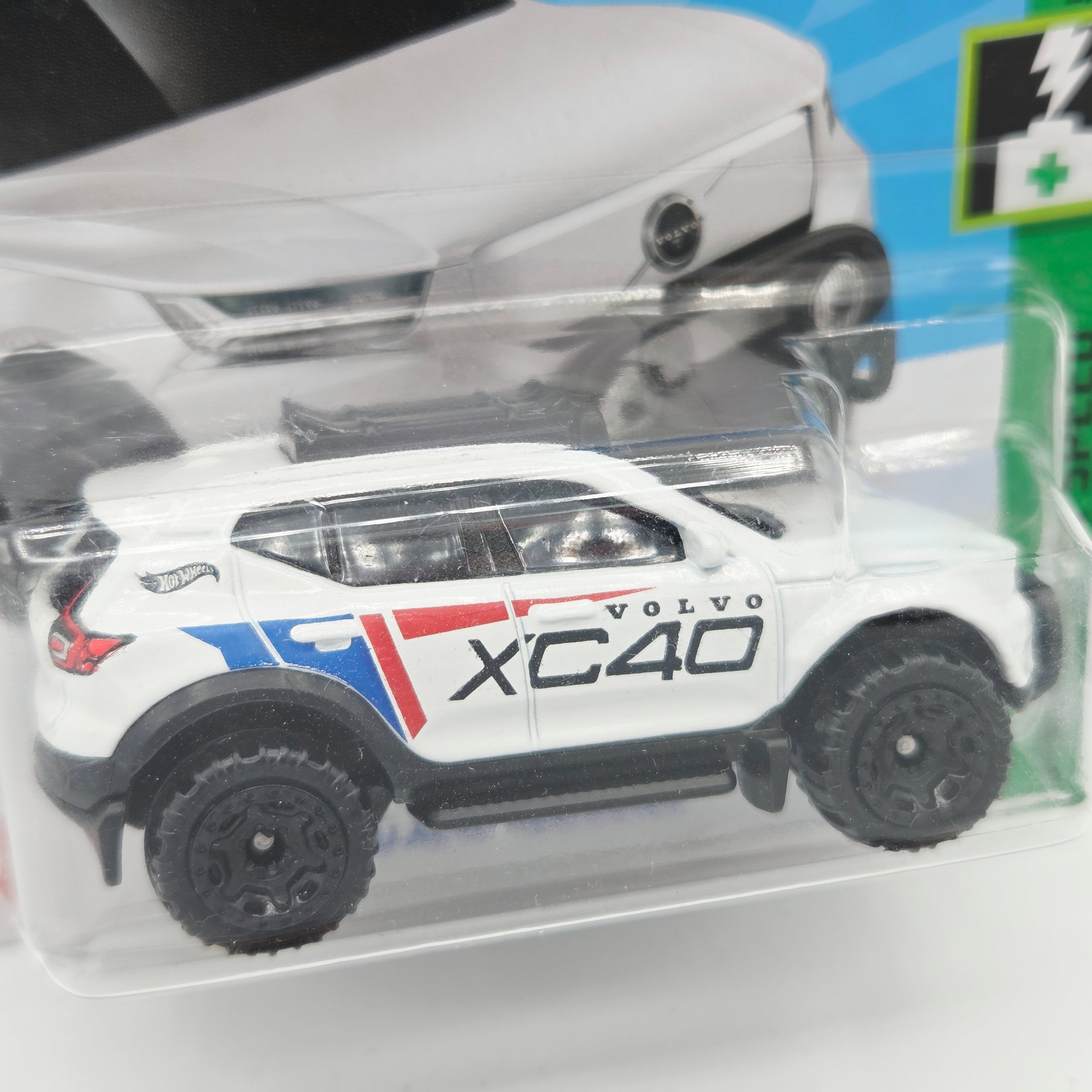 Hot Wheels Volvo XC40 Recharge - Short Card (2024 HW Basic - Green Speed)