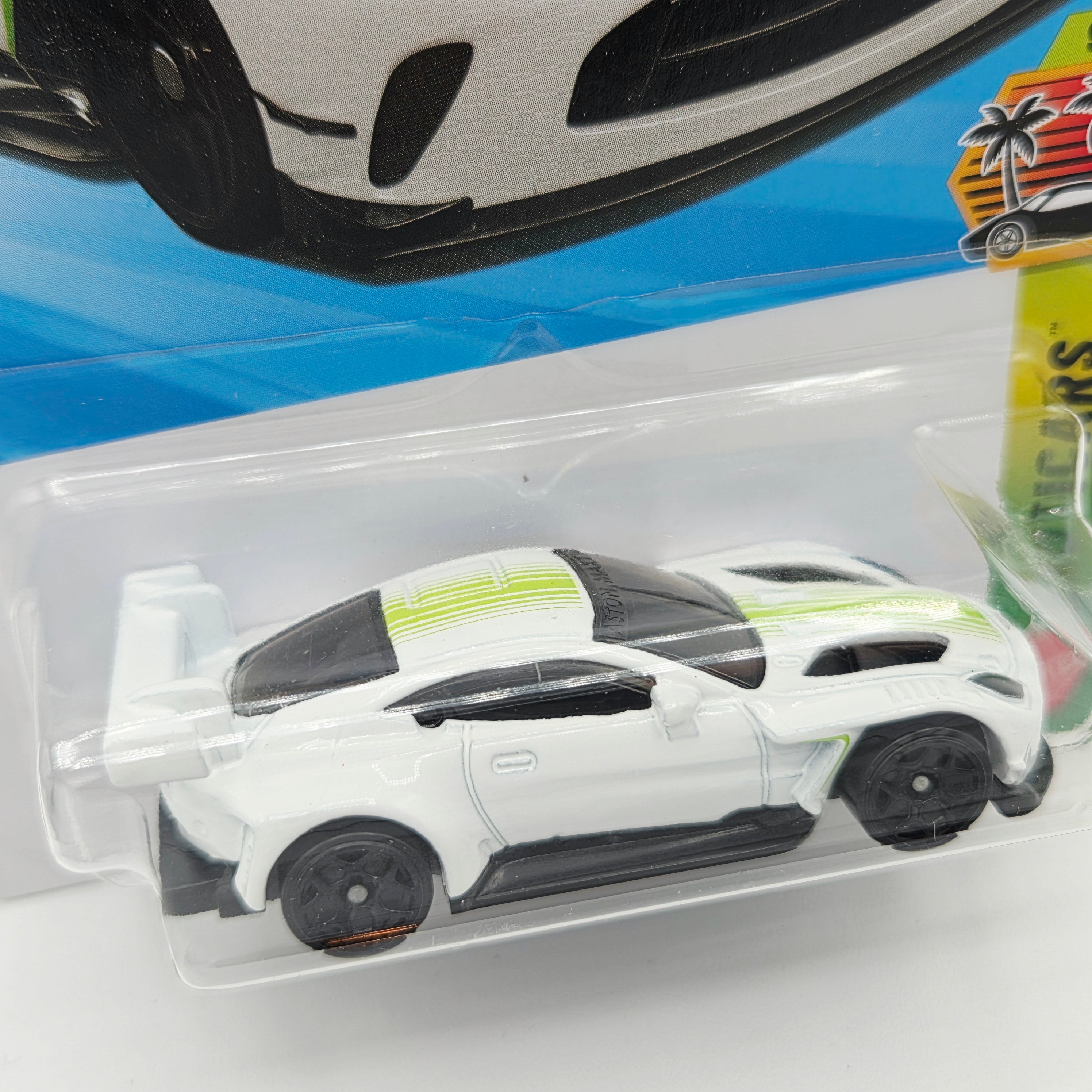 Hot Wheels '24 Aston Martin Vantage GT3 (2026 HW Basic Case L - Exoticars)